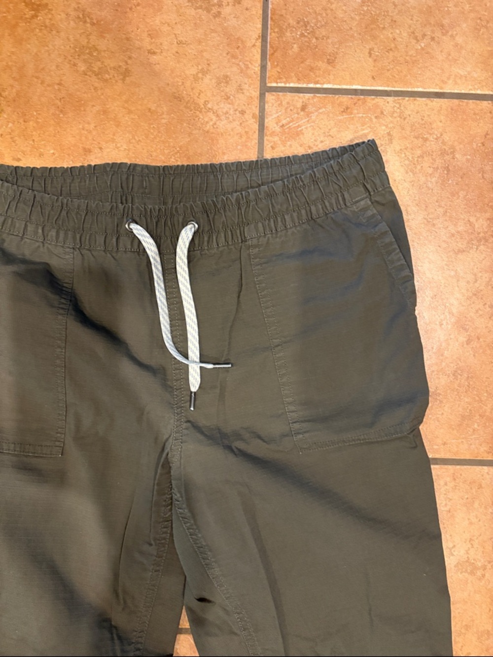 Vuori Olive Cropped Drawstring Pants - Picture 2 of 14